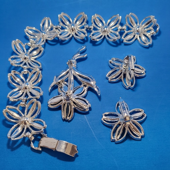 Vintage Sarah Coventry flower design bracelet,earrings,brooch set - Picture 2 of 7